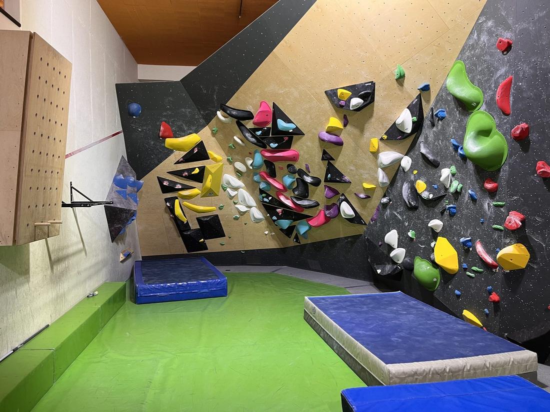 Grosser Überhang im Boulderbereich